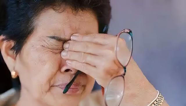 学医后才知道，脑梗最危险信号，不是手脚麻，而是频繁出现3症状