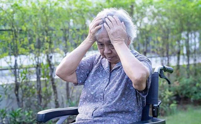 学医后才知道，脑梗最危险信号，不是手脚麻，而是频繁出现3症状