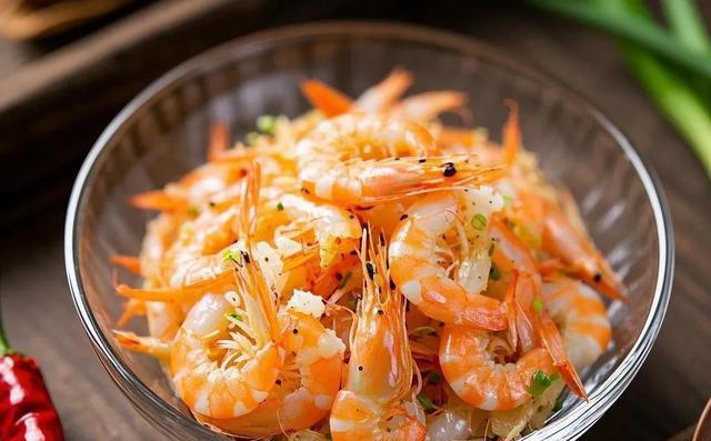 骨头汤、虾皮并不补钙！真正补钙的是这3种食物，中老年人要多吃