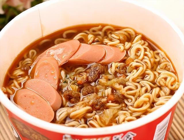 医生苦劝：一旦吃上降压药，这3种食物马上戒掉，再吃有心梗风险