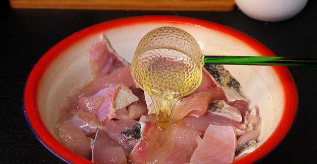 做酸菜鱼，多数人会先腌肉，那可就做错了，这样做才是正确方法