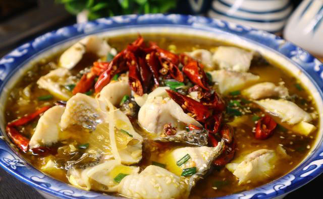 做酸菜鱼，多数人会先腌肉，那可就做错了，这样做才是正确方法