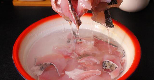 做酸菜鱼，多数人会先腌肉，那可就做错了，这样做才是正确方法