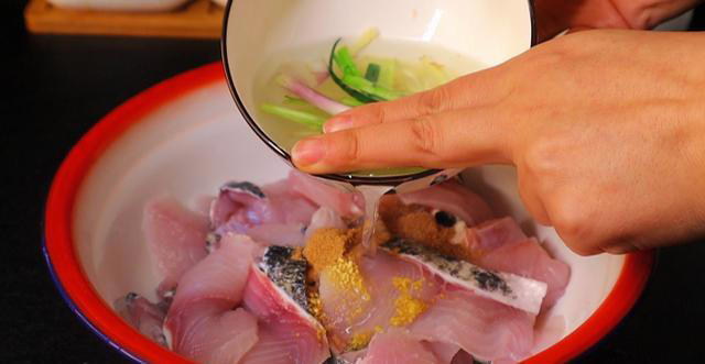 做酸菜鱼，多数人会先腌肉，那可就做错了，这样做才是正确方法