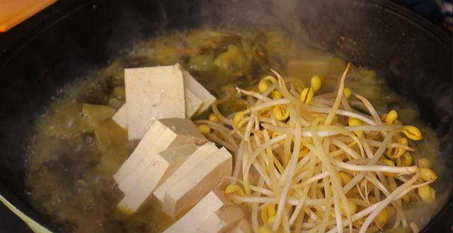 做酸菜鱼，多数人会先腌肉，那可就做错了，这样做才是正确方法