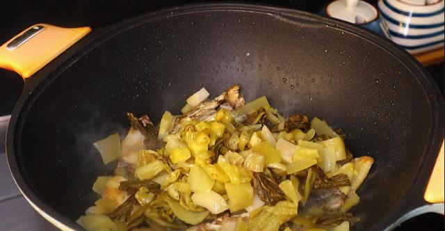 做酸菜鱼，多数人会先腌肉，那可就做错了，这样做才是正确方法
