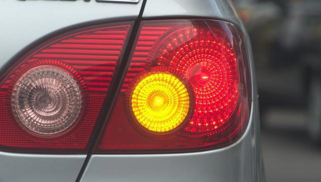 为什么现在很多司机变道不打转向灯？这才是真正的原因