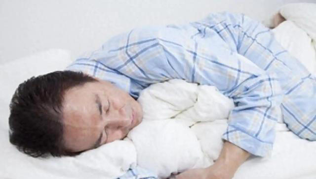 肝脏差的人，睡觉时通常有4个表现，医生告诫：若有一个赶紧就医