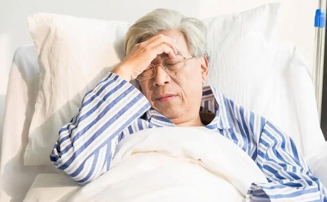 肝脏差的人，睡觉时通常有4个表现，医生告诫：若有一个赶紧就医