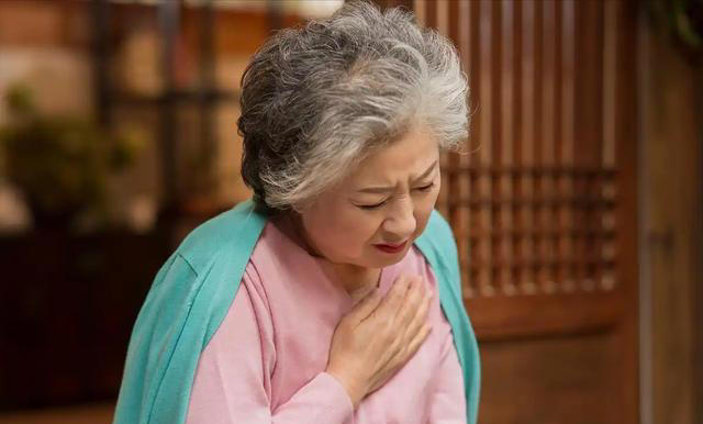 肝脏差的人，睡觉时通常有4个表现，医生告诫：若有一个赶紧就医