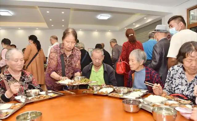 肝脏差的人，睡觉时通常有4个表现，医生告诫：若有一个赶紧就医