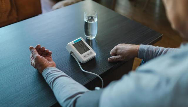 去了医院才知道，高血压最危险的信号，不是头晕眼花，而是出现这4异常