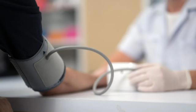 去了医院才知道，高血压最危险的信号，不是头晕眼花，而是出现这4异常