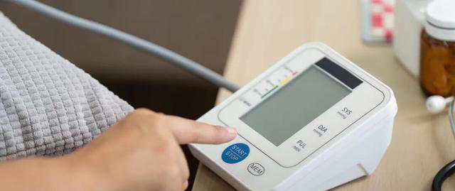 去了医院才知道，高血压最危险的信号，不是头晕眼花，而是出现这4异常