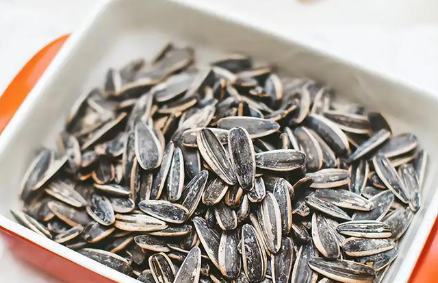 医生再次强调：老人立刻停止食用3种坚果，吃得越多，肾会越差