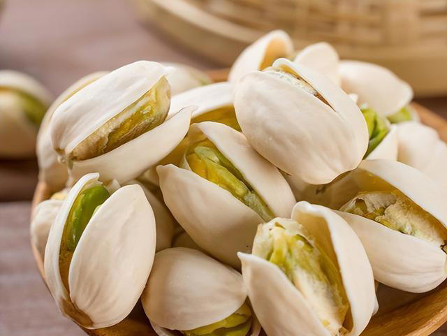 医生再次强调：老人立刻停止食用3种坚果，吃得越多，肾会越差