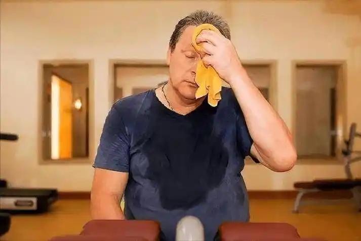 有没有脑梗，散步见分晓！医生：得脑梗的人散步多有3个表现