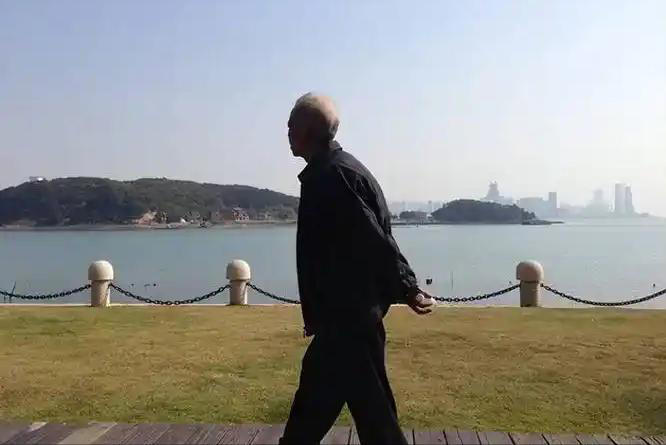 有没有脑梗，散步见分晓！医生：得脑梗的人散步多有3个表现