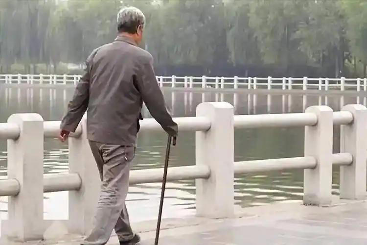 有没有脑梗，散步见分晓！医生：得脑梗的人散步多有3个表现