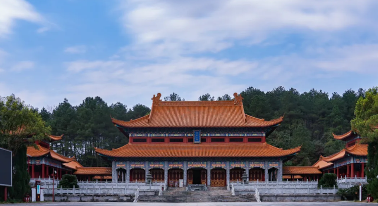 株洲，古称建宁，为湖南的第二大城市，这是一座被火车拉来的城市，也是炎黄文化重要的发祥地之一，历史文化底蕴浓厚，有着独特的魅力，很适合休闲游玩，享受湖南宝藏城市的惬意悠闲，到神农福地，寻根炎帝故里，株洲这8大好玩景点一定不要错过！ 株洲周边好