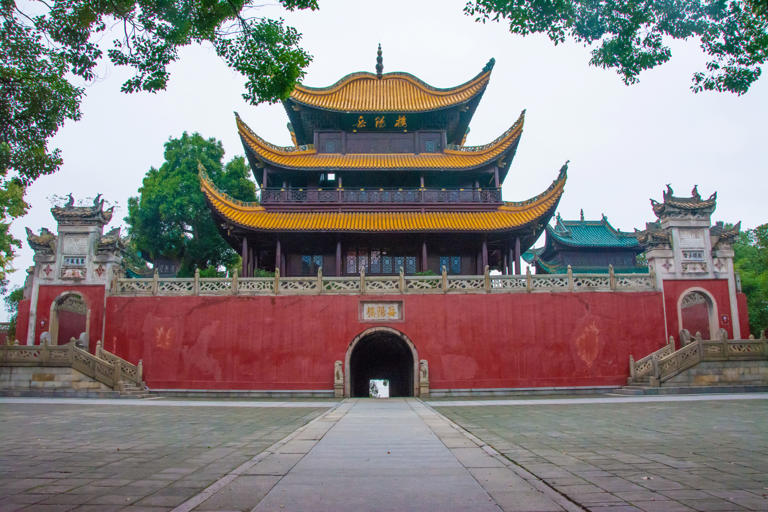 先天下之忧而忧，后天下之乐而乐 每次读到这一千古绝唱 都想去看看这座被诗词浸润的宝藏小城 自古便是“江湖名城”的岳阳 自带千年文脉的厚重底色 也藏着姜辣风味的市井烟火气 “洞庭天下水，岳阳天下楼” 诗词里的“巴陵胜状”在这里真的具象化了……