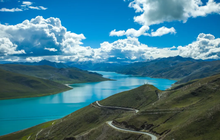 西藏游玩必去景点推荐：布达拉宫，八廓街，大昭寺，纳木措，羊卓雍措，雅鲁藏布大峡谷，南迦巴瓦峰，巴松措，扎什伦布寺，罗布林卡。