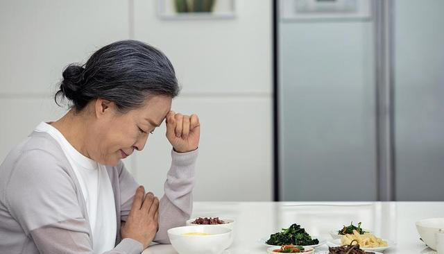 老人出现3种现象, 就说明离去世不远了, 这些“临终征兆”别忽视！