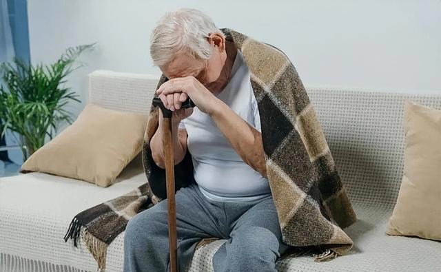 医生提醒：胃癌早期不是反胃，而是频繁出现这4症状，千万别忽视