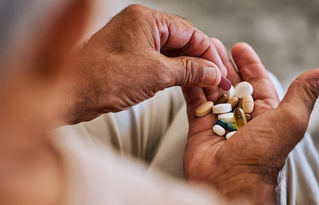 医生提醒：胃癌早期不是反胃，而是频繁出现这4症状，千万别忽视