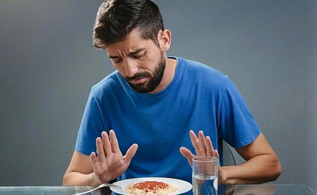 医生提醒：胃癌早期不是反胃，而是频繁出现这4症状，千万别忽视