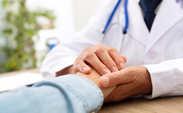 医生提醒：胃癌早期不是反胃，而是频繁出现这4症状，千万别忽视