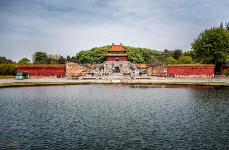 荆门，荆楚大地上的一座灵秀之城，素有荆楚门户的称号，也是长江经济带重要节点城市，不仅拥有独特丰富的楚文化，也可以看到壮丽秀美的山水风光，有机会到荆门游玩，一定要领略这座宝藏城市的独特魅力！ 荆门6大好玩景点推荐：明显陵、绿林山风景区、大口国