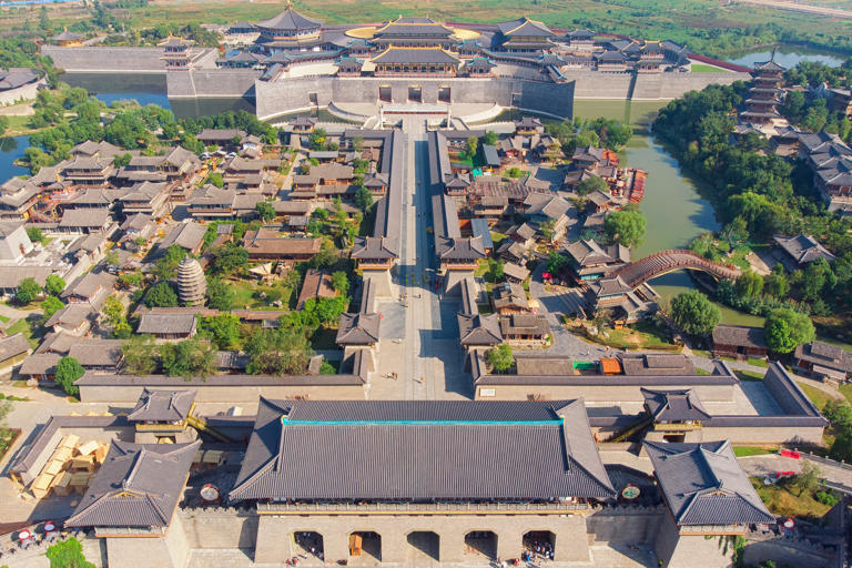 襄阳，是国家历史文化名城，历史悠久，也是楚文化，汉文化，三国文化的主要发源地，保留着众多历史遗迹和文化景观。自古便是兵家必争之地的襄阳，素有华夏第一城池、铁打的襄阳之美誉。 襄阳好玩的地方有：中国唐城、古隆中、襄阳古城、中国汉城、五道峡景区