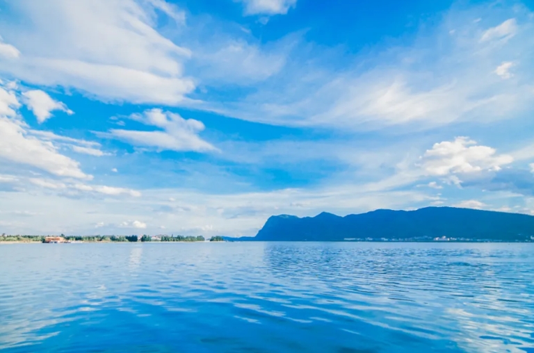 昆明，一座浪漫且治愈的春城，市井皆温柔，弄堂藏浪漫，草木四季常青，去昆明感受鲜花的浪漫，享受慢生活的舒适，处处都藏着意想不到的惊喜！ 云南昆明旅游必去的景点：滇池，石林风景区，西山风景名胜区，昆明老街，圆通寺，翠湖公园，大观公园，九乡，官渡