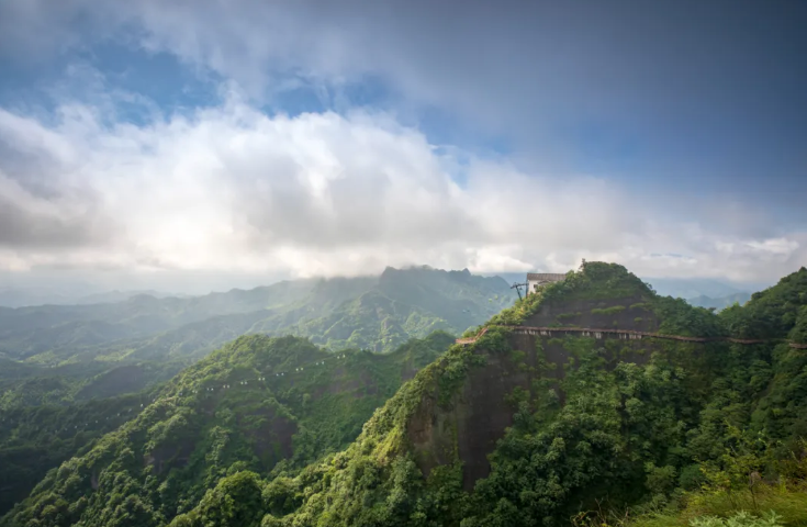 邵阳，古称宝庆，是一座拥有千年历史的湖南小城。这里不仅自然风光壮丽奇秀，更有着深厚的人文历史底蕴，走进湖南这座低调的小城，探秘山水奇景，感受邵阳的特色风情。 到湖南邵阳游玩，一定要收好这份邵阳景点游玩攻略！邵阳旅游好玩景点推荐：崀山风景区、