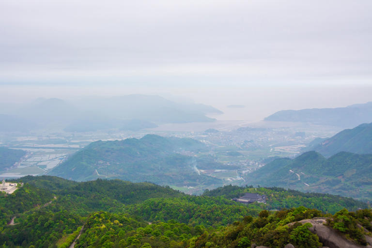 山与海代表着自由，要心怀热爱，奔赴山海之间，将山海秀色尽收眼底。 临海的景点有很多，海景，沙滩……等等 当然最壮观的山海奇观一定不能错过 欣赏海岸耸立的连绵山峰 俯瞰波澜壮阔的蔚蓝大海享受山海带来的视觉盛宴你还见过哪些惊艳的山海美景呢？ 海