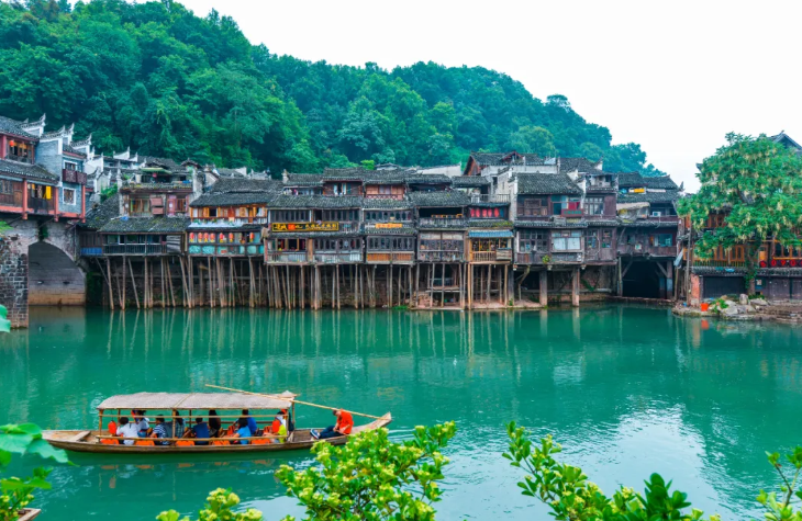 大湖之南，锦绣潇湘。湖南，是一个充满魅力和活力的地方，这里山川秀美，文化底蕴深厚，大美湖南，蕴藏着无限的可能，还藏着许多风景如画的古镇，推荐湖南8个最美古镇，这些古镇各具特色，有着丰富的历史底蕴和独特的风景。  凤凰古城 一湾沱江水，一座