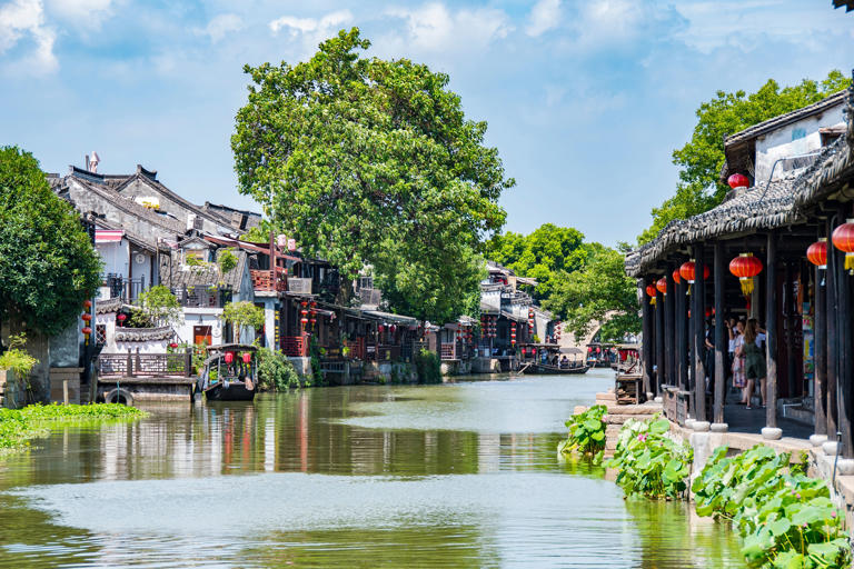 烟雨入江南，山水如墨染 穿梭在小桥流水间 细品江南古镇的独特韵味 到江南古镇里，放慢脚步 体验恬淡淳朴的江南水乡生活 嘉兴自古便是人杰地灵的好地方，因南湖而出名，也是一座具有典型江南水乡风情的历史文化名城。去嘉兴找个古镇，感受古镇慢生活，欣