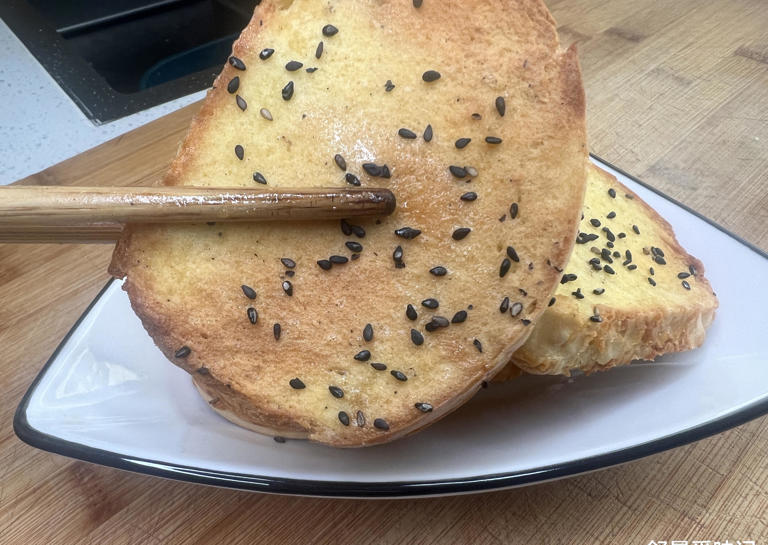 鸡蛋馒头片不用平底锅煎，放入空气炸锅中，色泽金黄，少油又健康