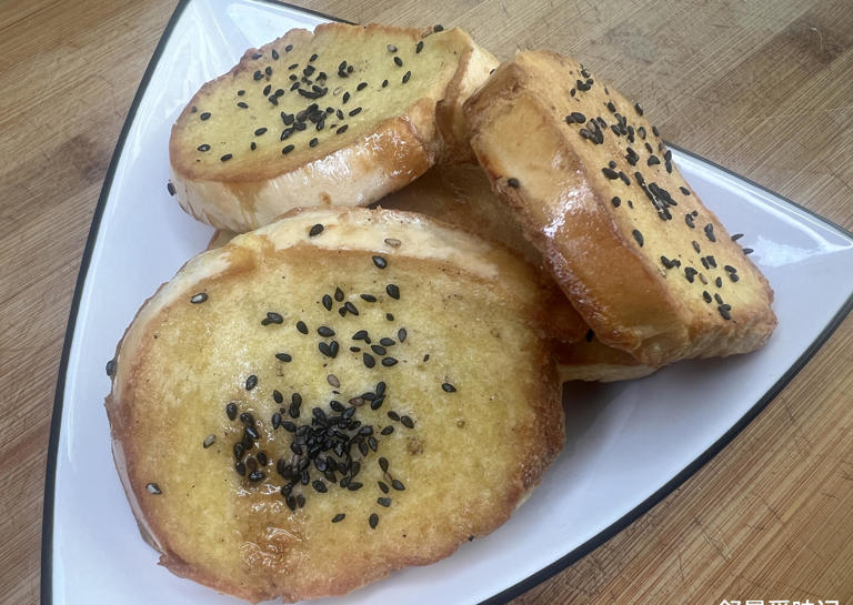 鸡蛋馒头片不用平底锅煎，放入空气炸锅中，色泽金黄，少油又健康