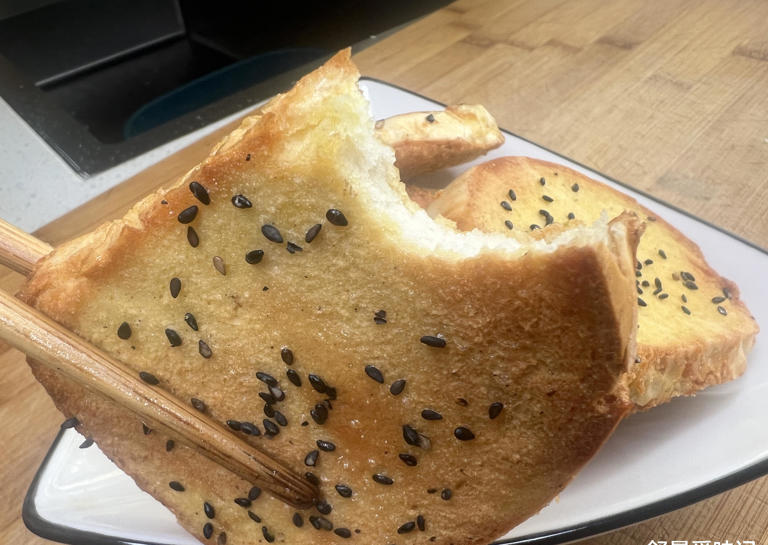 鸡蛋馒头片不用平底锅煎，放入空气炸锅中，色泽金黄，少油又健康