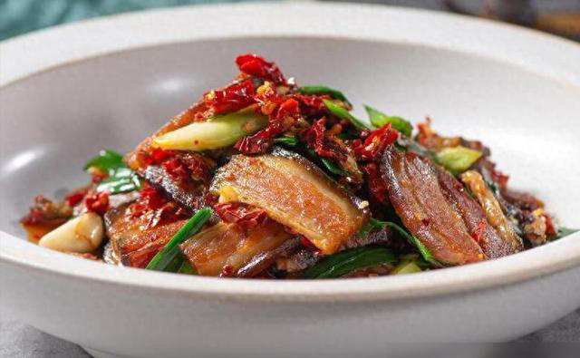 炒腊肉，最忌切片直接炒，多做2步，腊肉又香又嫩，不齁咸不肥腻