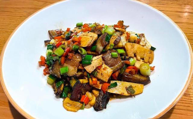 炒腊肉，最忌切片直接炒，多做2步，腊肉又香又嫩，不齁咸不肥腻