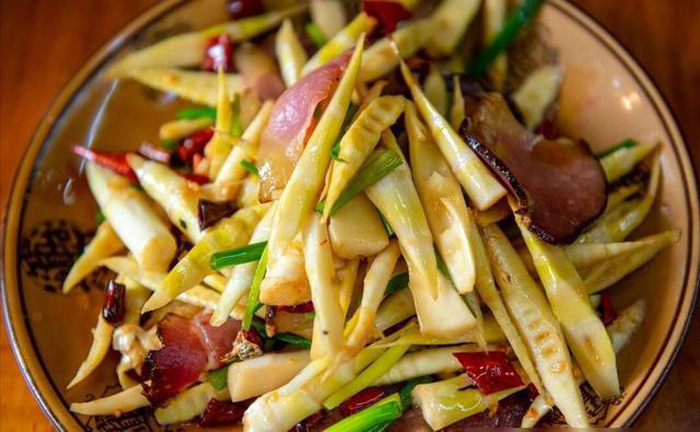 炒腊肉，最忌切片直接炒，多做2步，腊肉又香又嫩，不齁咸不肥腻