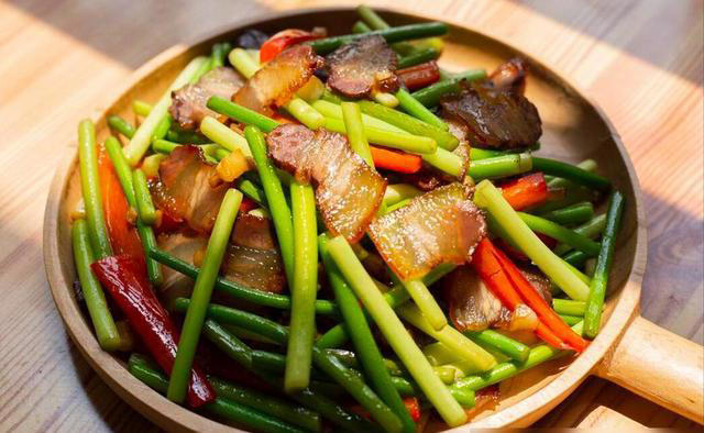 炒腊肉，最忌切片直接炒，多做2步，腊肉又香又嫩，不齁咸不肥腻