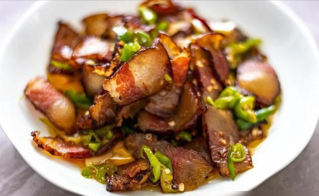 炒腊肉，最忌切片直接炒，多做2步，腊肉又香又嫩，不齁咸不肥腻