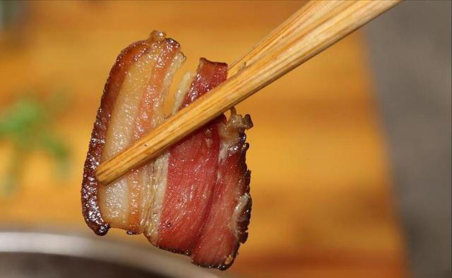 炒腊肉，最忌切片直接炒，多做2步，腊肉又香又嫩，不齁咸不肥腻