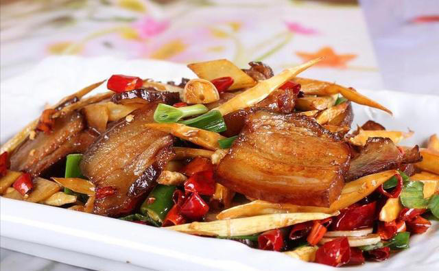 炒腊肉，最忌切片直接炒，多做2步，腊肉又香又嫩，不齁咸不肥腻