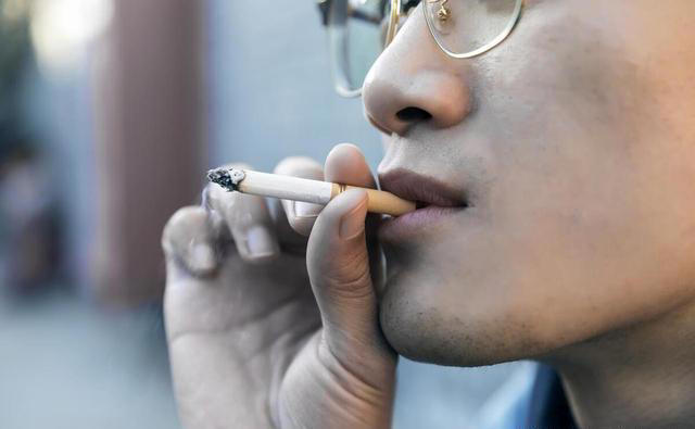 一天抽两包烟VS两天抽一包烟，哪个危害更大？4个方面真要重视