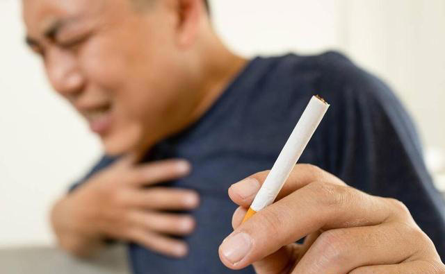 一天抽两包烟VS两天抽一包烟，哪个危害更大？4个方面真要重视